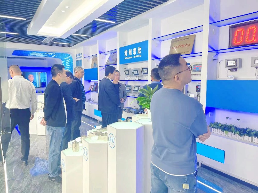 熱烈祝賀中國(guó)重型機(jī)械工業(yè)協(xié)會(huì)橋式起重機(jī)專業(yè)委員會(huì)九屆八次理 事會(huì)暨十屆一次會(huì)員大會(huì)在江蘇省常州市召開順利召開并圓滿結(jié)束！